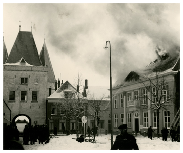 F001008 Een overzicht van de Koornmarkt met poort tijdens het blussen van de brand in de Koornmarktskazerne waarin de ...