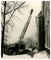 F001009 De Brandweer tijdens het blussen van de brand in de Koornmarktskazerne, waarin ten tijde de Tweede C.O.A.K. ...