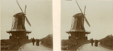 F002345 Echtpaar in klederdracht bij de molen van Reijnders aan de IJsseldijk.