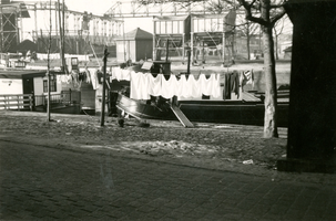 F009285 Doorkijkje bij de Buitenkade naar het dagelijkse leven in de oude Buitenhaven, op de achtergrond de gebouwen en ...