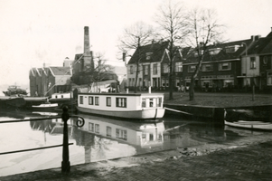 F009288 Buitenkade met oude Buitenhaven, in de haven ligt een woonboot achter de beroepsvaart, achter deze beide boten ...