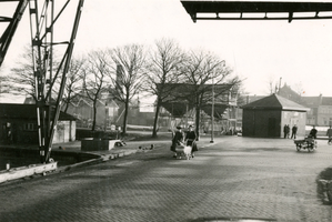 F009290 Noordweg met in- en uitrit IJsselwer, gedeeltelijk zichtbaar de loskraan van het Gemeentelijk Gas en ...