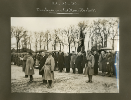 F002876-L De in-dienst-stelling van het vaandel van de S.R.O.I. (School voor Reserve Officieren Indië) op de Zandberg ...