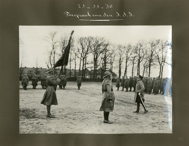 F002876-M De in-dienst-stelling van het vaandel van de S.R.O.I. (School voor Reserve Officieren Indië) op de Zandberg ...