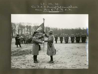 F002876-N De in-dienst-stelling van het vaandel van de S.R.O.I. (School voor Reserve Officieren Indië) op de Zandberg ...