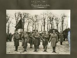 F002876-O De Vaandelwacht bij de ceremonie van de in-dienst-stelling van het vaandel van de S.R.O.I. (School voor ...