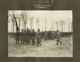 F002876-P Terugkeer naar de stad na de in-dienst-stelling van het vaandel van de S.R.O.I. (School voor Reserve ...