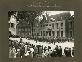 F002876-B Onder grote publieke belangstelling staan de soldaten van de School voor Reserve Officieren Indië opgesteld ...