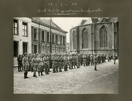 F002876-C De soldaten van de S.R.O.I. (School voor Reserve Officieren Indië) staan op de verzamelplaats voor het gebouw ...