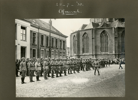 F002876-D De S.R.O.I. (School voor Reserve Officieren Indië) krijgen het bevel voor den afmarsch op de verzamelplaats ...
