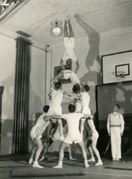 F002824 De turnploeg van de Christelijke Gymnastiekvereniging Wilhelmina tijdens uitvoering in 1956.De vereniging is ...