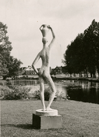 F002821 Eén van de beelden die tijdens de beeldende kunsttentoonstelling in het plantsoen te zien waren, op de ...