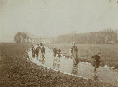 F002831 Schaatsen op een sloot in het terrein van het tegenwoordige stadsdeel Zuid ter hoogte wat nu de ...