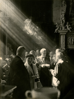 F002822 Officiële opening van de kunsttentoonstelling van Nederlandse zelfportretten genaamd Oog in Oog gegorganiseerd ...