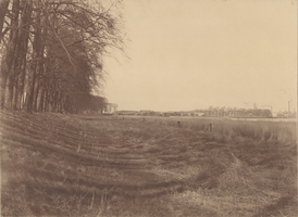 F000065 Gezicht op houthandel Cramer, de IJsseldijk en de melkfabriek van Van Heel vanaf de weg van Kampen naar Wezep. ...