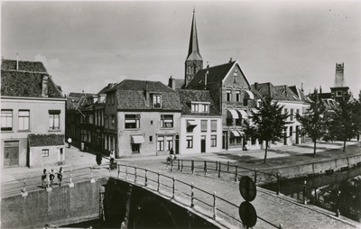 F010003 De oude Cellesbrug, op de hoek Burgwal/Geerstraat een huis met pothuis, thans SNS Bank.
