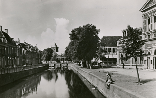 F010004 De Burgwal (links) en de Vloeddijk (rechts) ter hoogte van het theater de Stadsgehoorzaal, nog voor de ...
