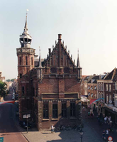 F013267 De noordgevel van het Oude Raadhuis, links de Voorstraat, rechts de Oudestraat. Oorspronkelijk heette de ...