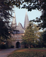 F013266 De Cellebroederspoort aan de Plantsoenzijde. Rechts van de weg het stadbeeld De Paljas uit 1956, gemaakt de de ...