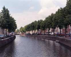 F013264 Stadsgracht de Burgel, het gedeelte tussen de Meeuwenbrug en de Kalverhekkenbrug.