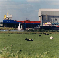 F013263 Scheepswerf Peters aan de Haatlandhaven.