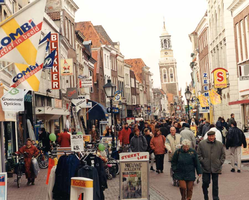 F013261 Winkelend publiek in de Oudestraat.