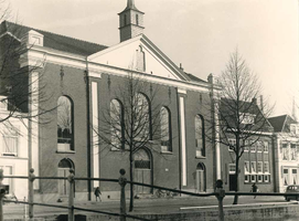 F000415 De Burgwalkerk, deze neoclassicistische (zaal)kerk is gebouwd op de plek van een in 1875 afgebroken herenhuis, ...