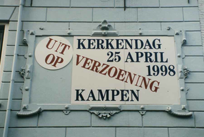 F013296 Muurreclame op de zijkant van een winkelpand in de Geerstraat. Uit op Kerkendag, 25 april 1998 Kampen, ...