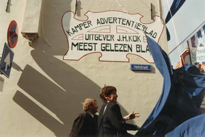 F013300 Muurreclame op de zijkant van een winkelpand in de Hofstraat. Kamper Avertentieblad - Uitgever J.H. Kok, meest ...