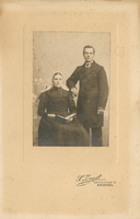 F012220 Dubbelportret van een echtpaar waarvan de vrouw in Klederdracht. Deze foto komt uit een schenking van een ...
