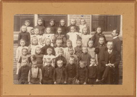 F013180 Schoolklas van Henricus Hulsman, oom Herman (kruisje onder) en Henrika Munter-Hulsman, tante Riek (kruisje boven).