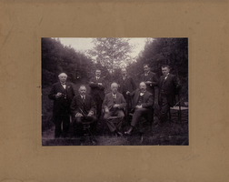 F013185 Groepsfoto van een aantal mannen, de man links op de foto (met pijltje) is Bernardus Hulsman, overl. 1948. ...