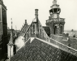 F001329 Overzicht over de daken van het Oude Raadhuis, Schepentoren en het aangrenzende Gemeentehuis, het dak met de ...