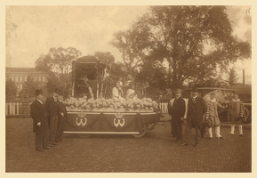 F002752 Praalwagen, deel uitmakend van de optocht ter gelegenheid van Koninginnedag.