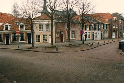 F013277 Hoek Burgwal - Prinsenstraat in de centrum van Kampen, op de achtergrond de st. Nicolaas of Bovenkerk..