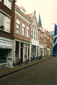 F013278 Winkels en woonhuizen in de Venestraat in Kampen. De Venestraat loopt van het Muntplein/Koornmarkt, waar de ...