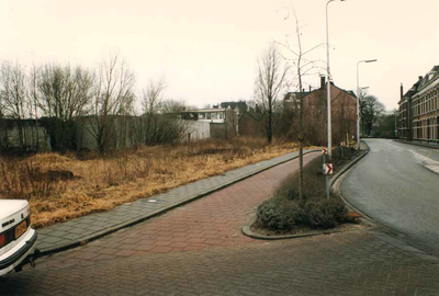 F013279 Bovenhavenstraat met op de achtergrond aan de linkerkant van de Bovenhavenstraat de Glas- en Verffabriek M.N. ...