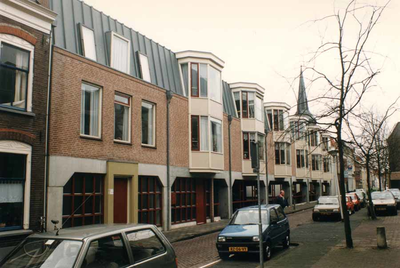 F013280 Appartementen boven parkeergarage in de Boven Nieuwstraat met daaronder een overdekte parkeergarage. Op de ...
