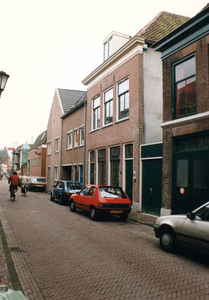 F013284 Voorstraat te Kampen. Loopt parallel aan de IJsselkade. Met geheel links op de achtergrond de daken van de ...