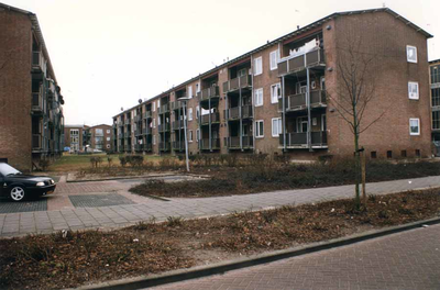 F013285 Flatwoningen in de Hanzewijk te Kampen. Gebouwd in de vijftiger jaren..