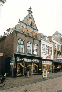 F013287 De Oudestraat in Kampen met de schoenwinkel van de familie De Lange, die na 80 jaar op 28 februari 2015 de ...
