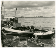 F002716 De palingboot van Willem Reumer (met hoed) en Jan Reumer aan de IJsselkade in het begin van de jaren vijftig ...