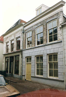 F013292 Buiten Nieuwstraat, met de woningnummers 51 en 49.