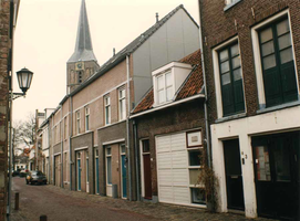 F013294 Bovenhofstraat in Kampen, nummers 3 enz. Met op de achtergrond de toren van de St. Nicolaas- of Bovenkerk.