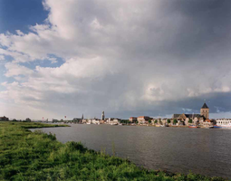 F013202 De stad Kampen met het IJsselfront. .