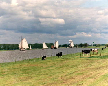 F013210 Zeilschepen van de bruine vloot varen op de IJssel. Hier met witte zeilen. Vroeger waren ze overwegend bruin..