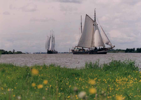 F013211 Zeilschepen van de bruine vloot varen op de IJssel. Hier met witte zeilen. Vroeger waren ze overwegend bruin..