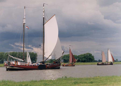 F013212 Zeilschepen van de bruine vloot varen op de IJssel. Hier met witte en bruine zeilen. Vroeger waren ze ...