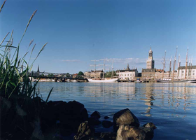 F013216 Het stadsfront van Kampen, benedenstrooms van de IJssel. Te zien zijn; de stadsbrug, daarachter, links de ...