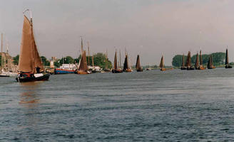 F013217 Jaarlijks wordt op de 4e zaterdag in juni de Oostwalbotterwedstrijd gehouden. .